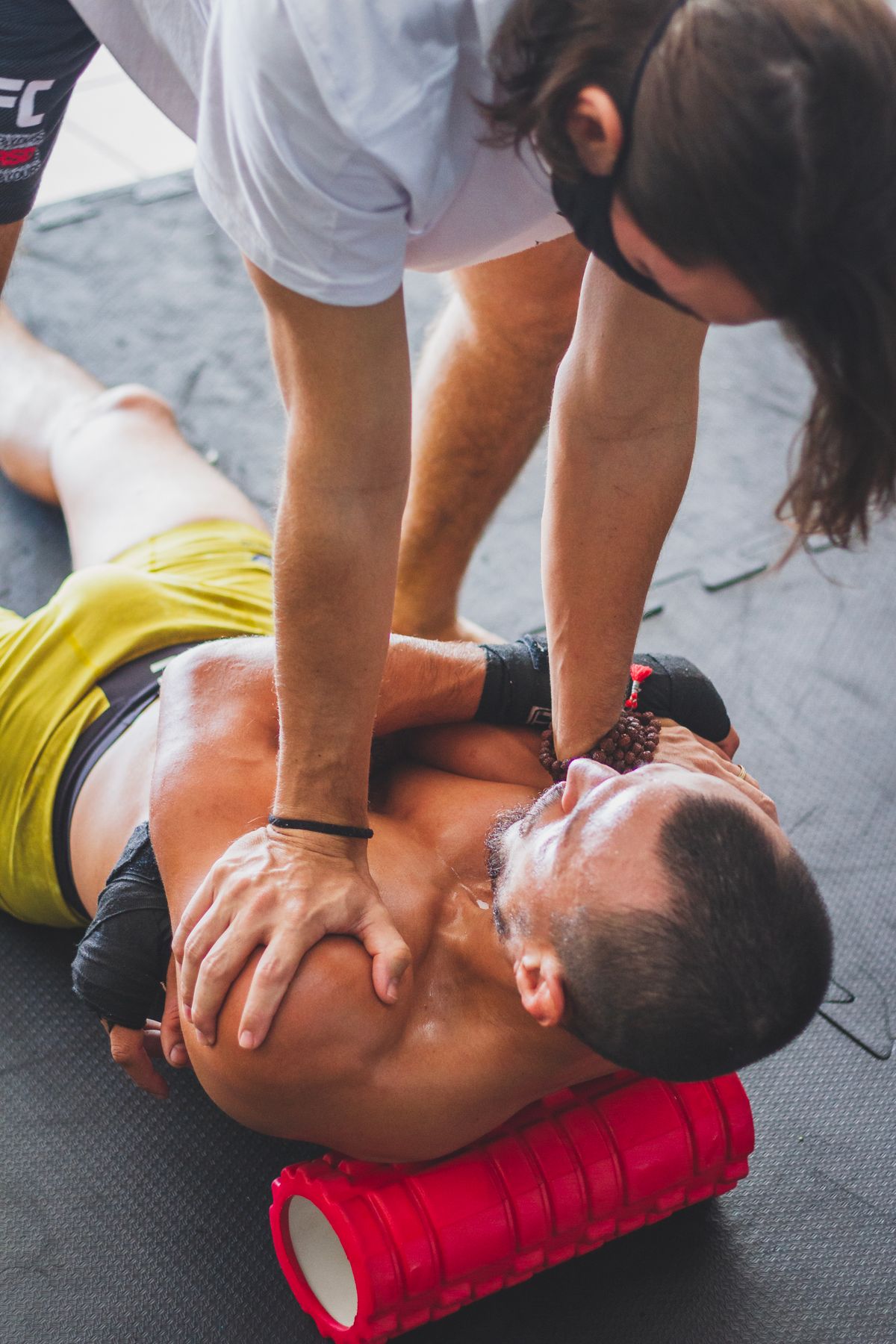 Foam roller ile kas ağrısı ve gecikmiş kas ağrısı (DOMS) toparlanması yapan sporcu